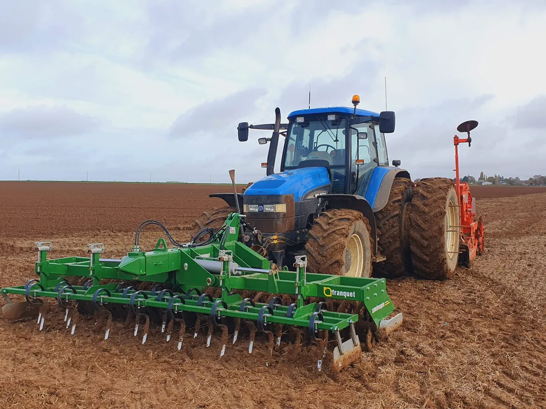 Tracteur dans un champs