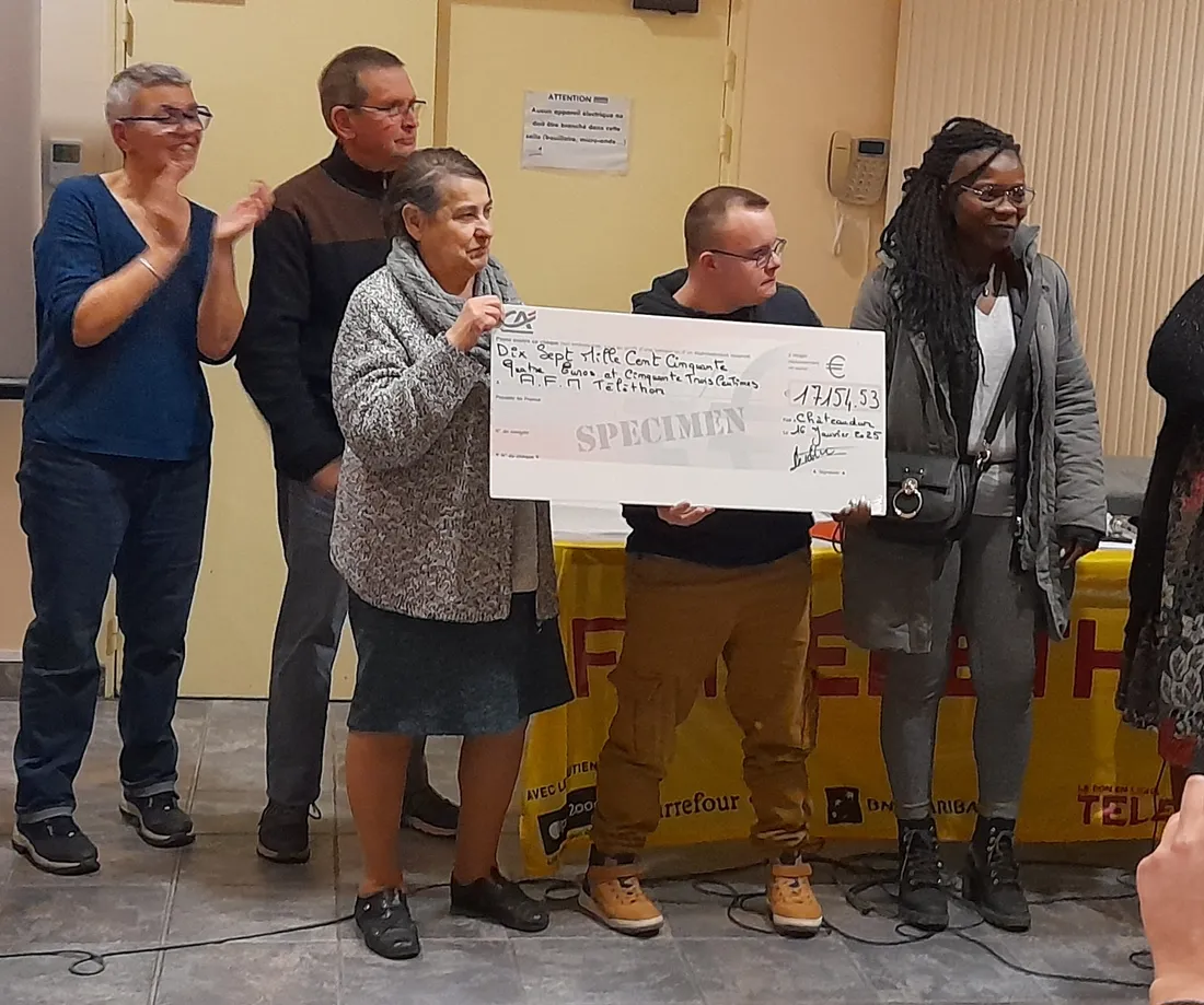 Remise de chèque du Comité du Téléthon Dunois à l'AMF-Téléthon