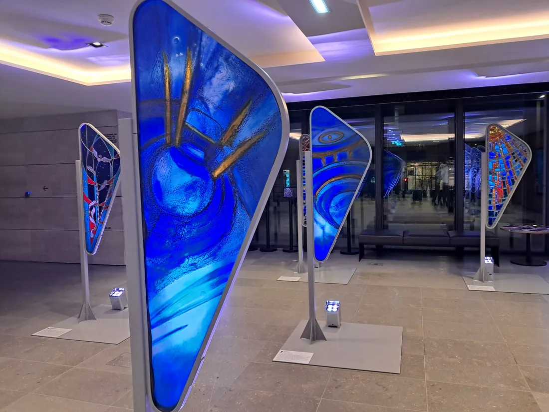 Les 10 vitraux sont à découvrir dans le hall de l'hôtel de ville de Chartres jusqu'au 31 mai 2025