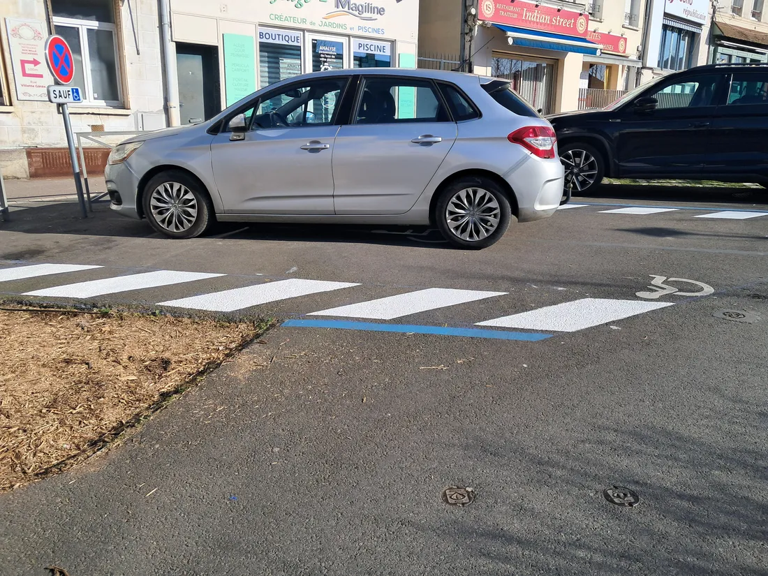 Place PMR, destinée aux personnes à mobilité réduite sur la place Saint-Pol à Nogent-le-Rotrou  
