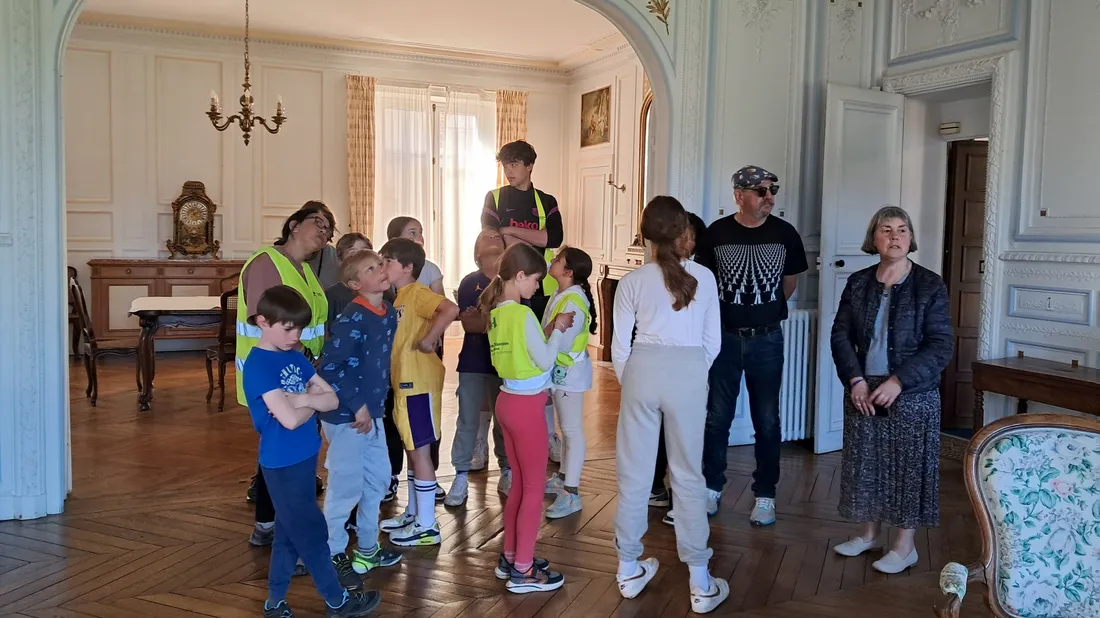 Le groupe a pu découvrir l'intérieur de la sous-préfecture de Châteaudun © Radio Intensité