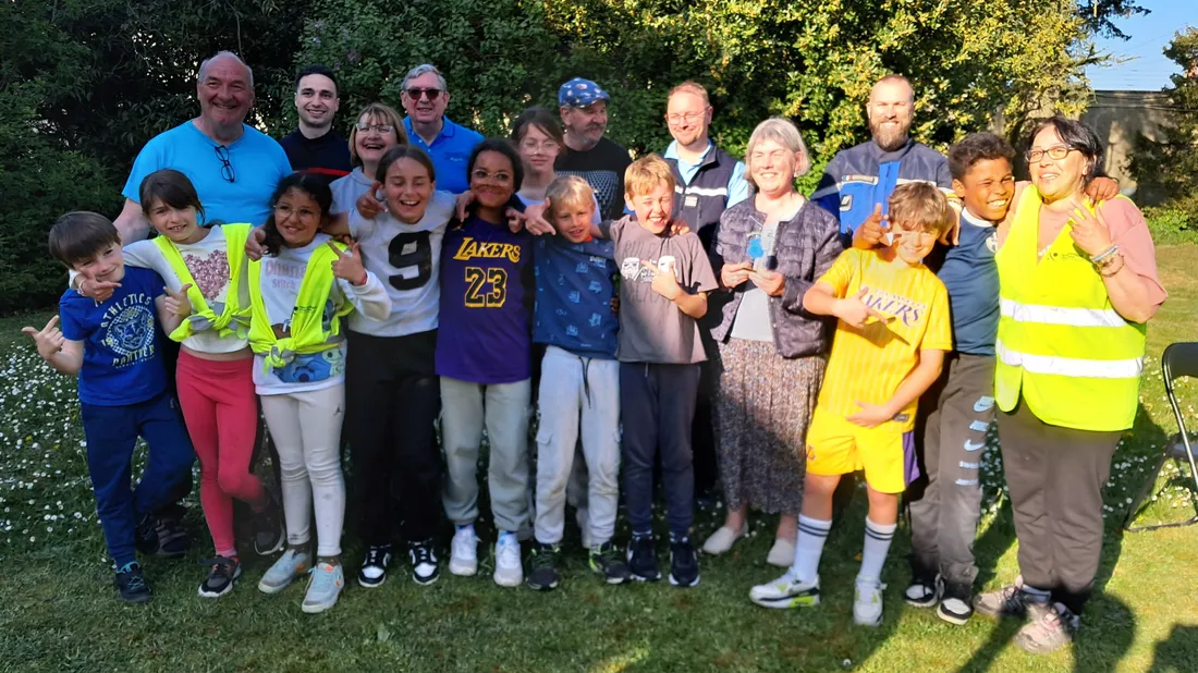 Le groupe de la Randonnée de l'Espoir reçu dans le jardin de la sous préfecture de Châteaudun 