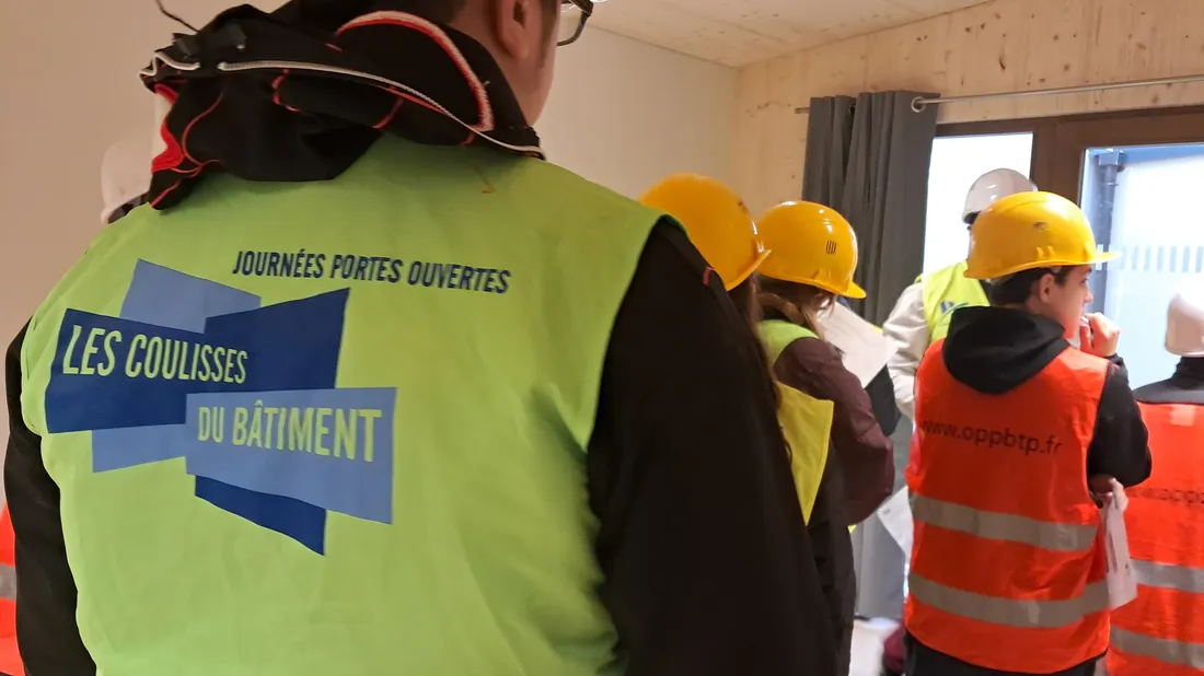 Les Coulisses du bâtiment, casque