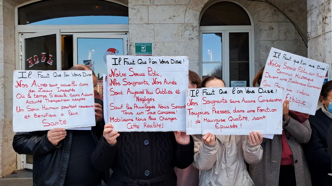 Rassemblement autour du syndicat FO sur le parvis de l'Hôtel-Dieu à Chartres © Radio Intensité