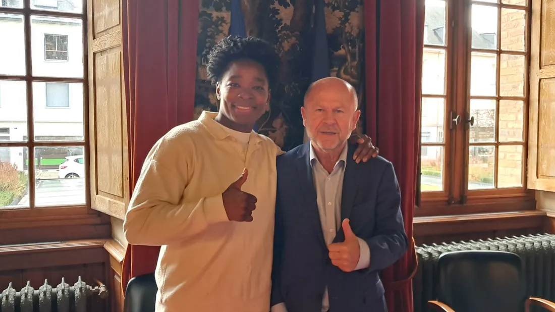 Audrey Tcheuméo et le maire Jean-Pierre Gorges