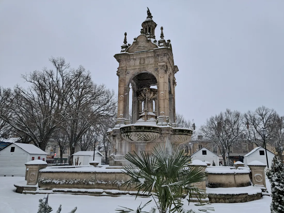 Fontaine, place du 18 octobre, Châteaudun, Neige