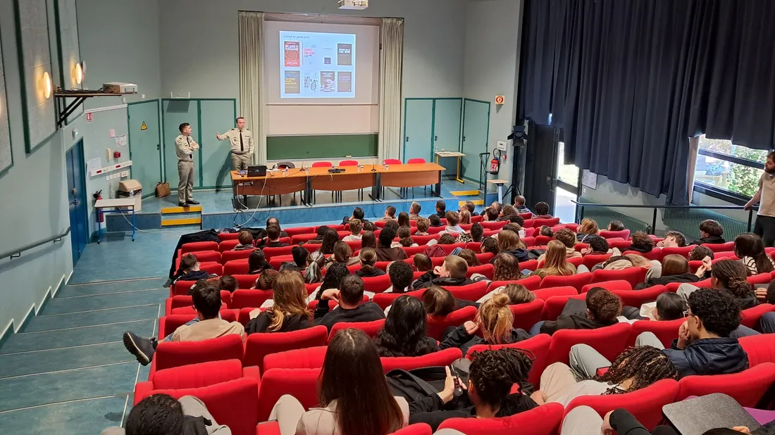 Des stagiaires de l'Ecole de Guerre à la rencontre des élèves au lycée Fulbert à Chartres