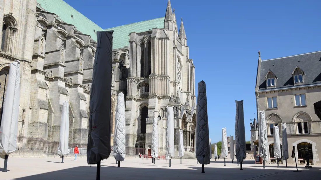 Parasols parvis cathédrale Chartres