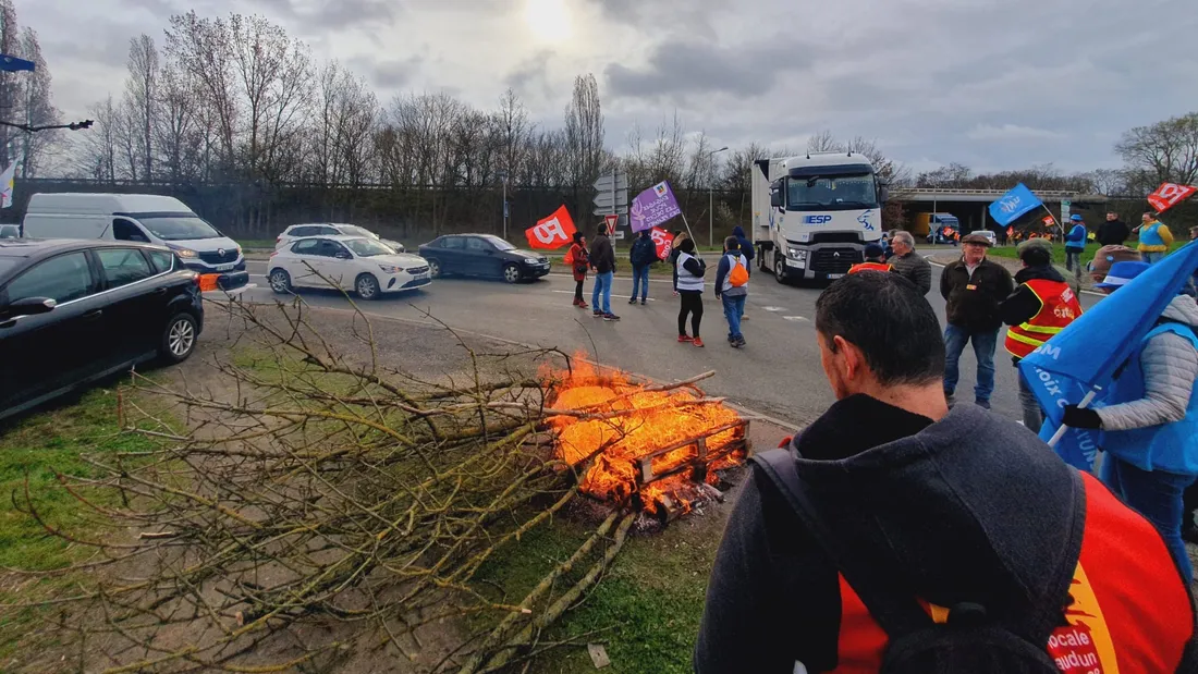 manifestation rond point feu