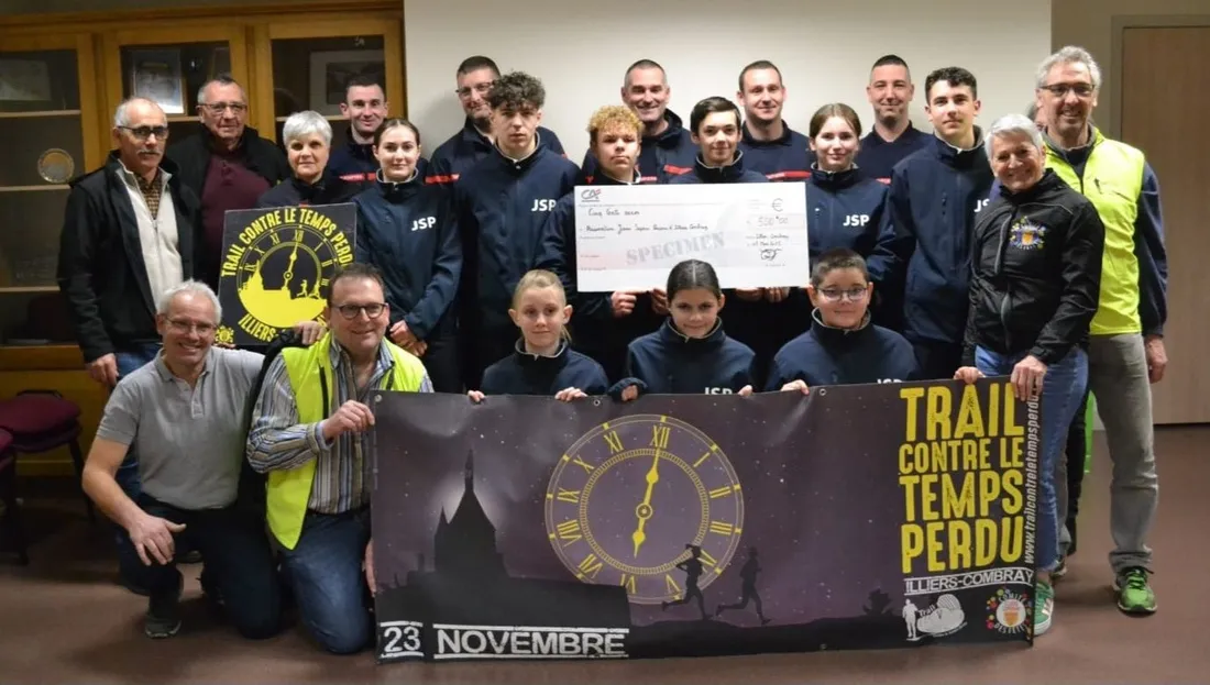 Un chèque pour les jeunes sapeurs-pompiers d’Illiers-Combray © Trail Contre le Temps Perdu