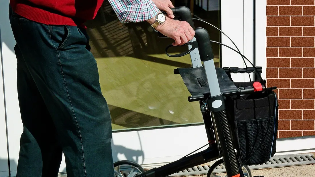Déambulateur - mobilité réduite - personne âgée - senior - ancien