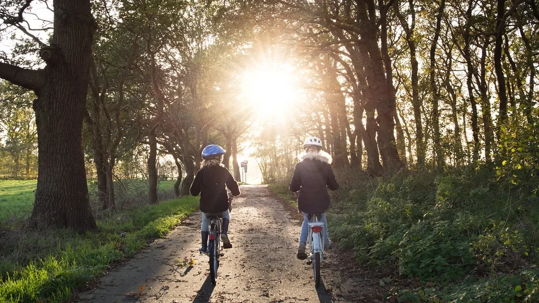 Enfants à vélo - balade des héros Bailleau-le-Pin