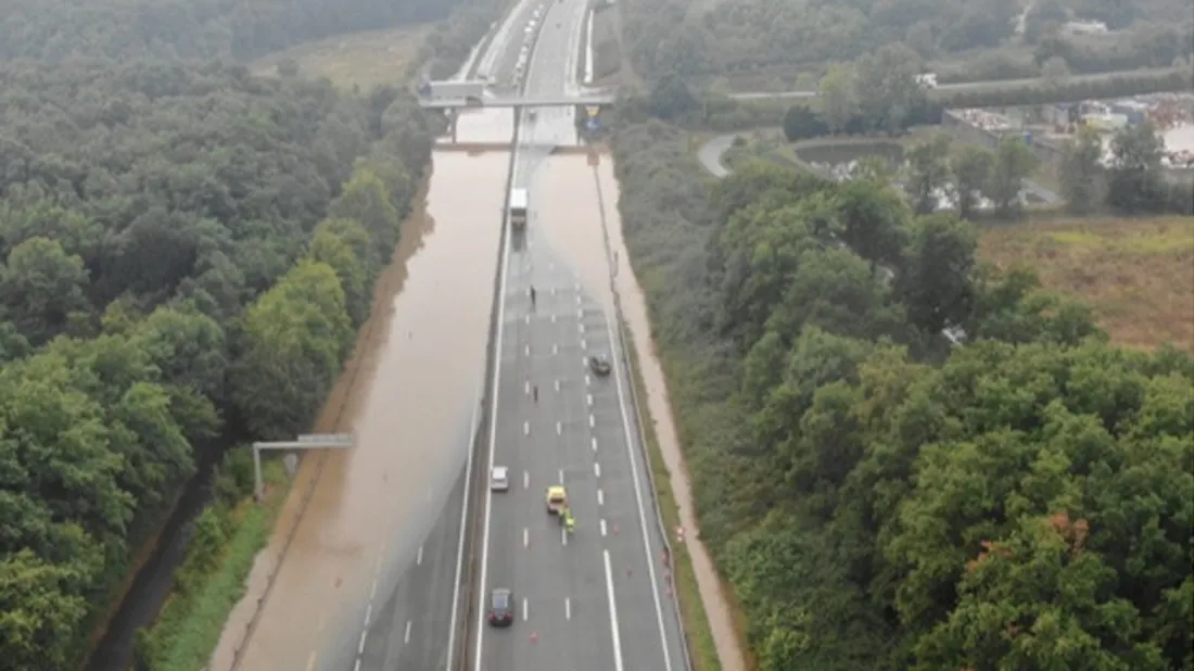 L'autoroute A11 inondée mercredi 20 août dans le secteur de Chartres © Vinci Autoroutes