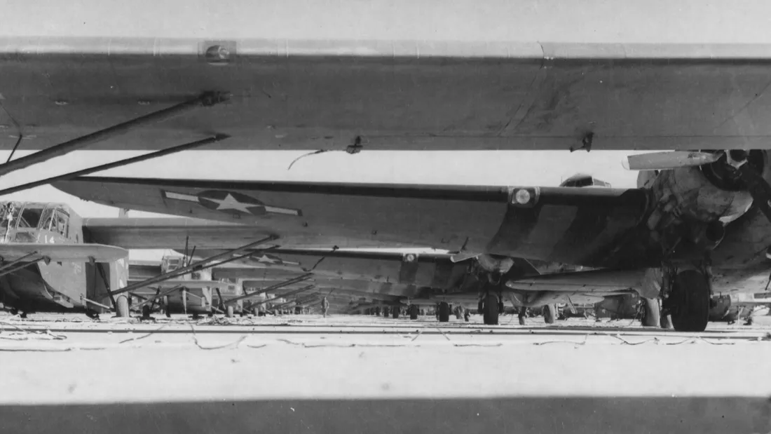 En mars 1945, des dizaines de C47 Skytrain et de planeur Waco CG-4A sont stockés sur la piste dunois