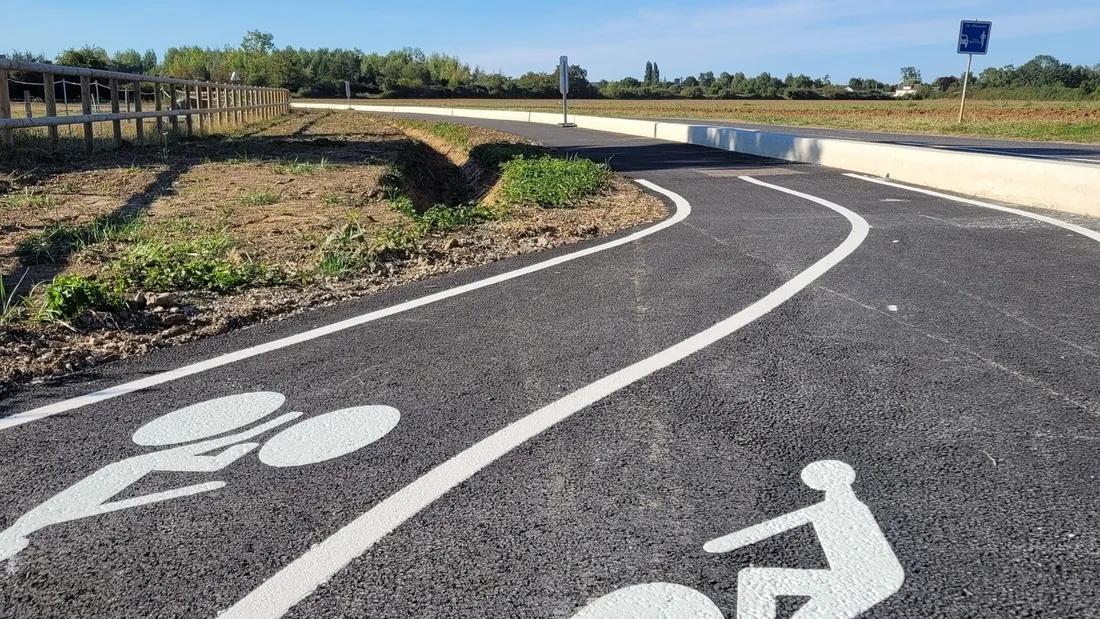  Voie douce réservée aux cyclistes et piétons, piste cyclable