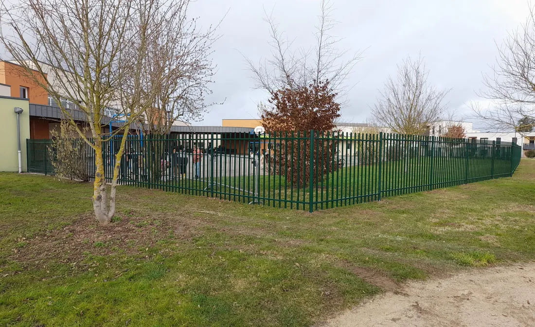 cour récréation luisant