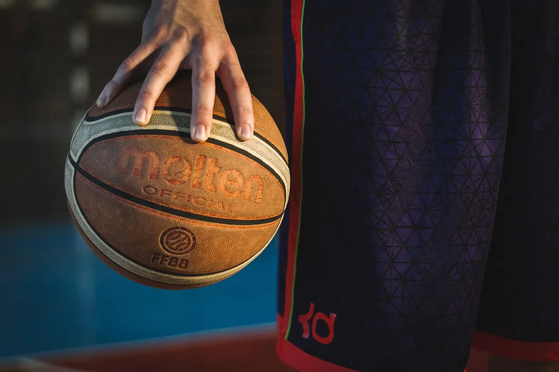 Basket, ballon, main