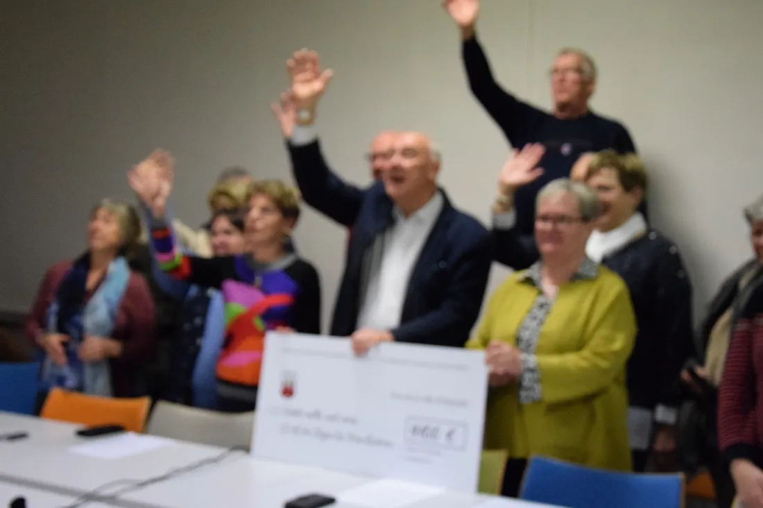 Le maire entouré par le comité de jumelage à Cloyes © Radio Intensité