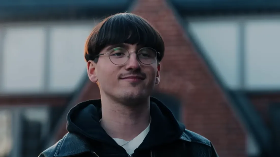 Fredz dans le clip de son dernier single "honnêtement" 