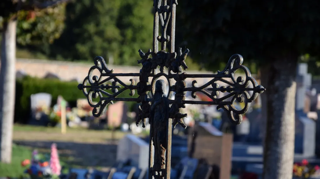 croix cimetière métal