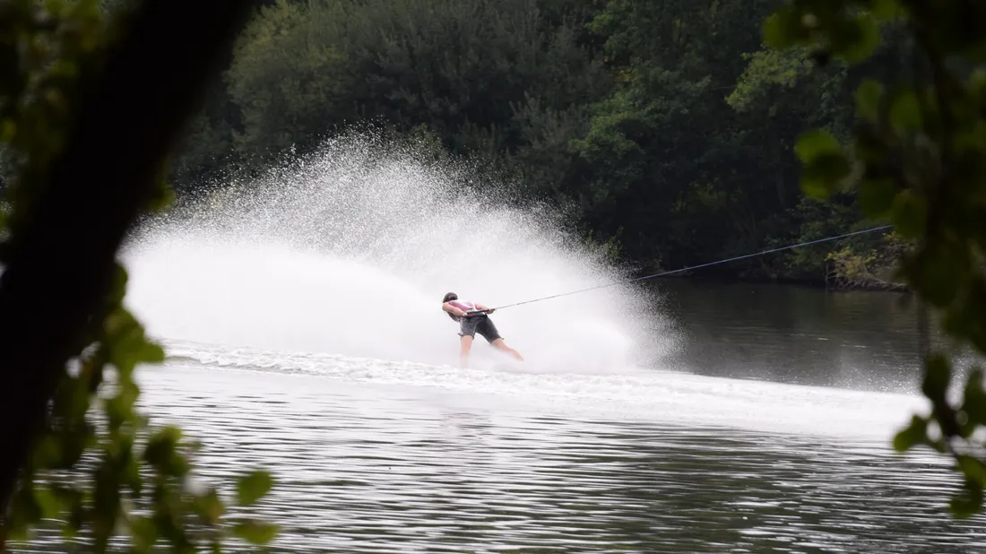 barefoot skieuse de dos