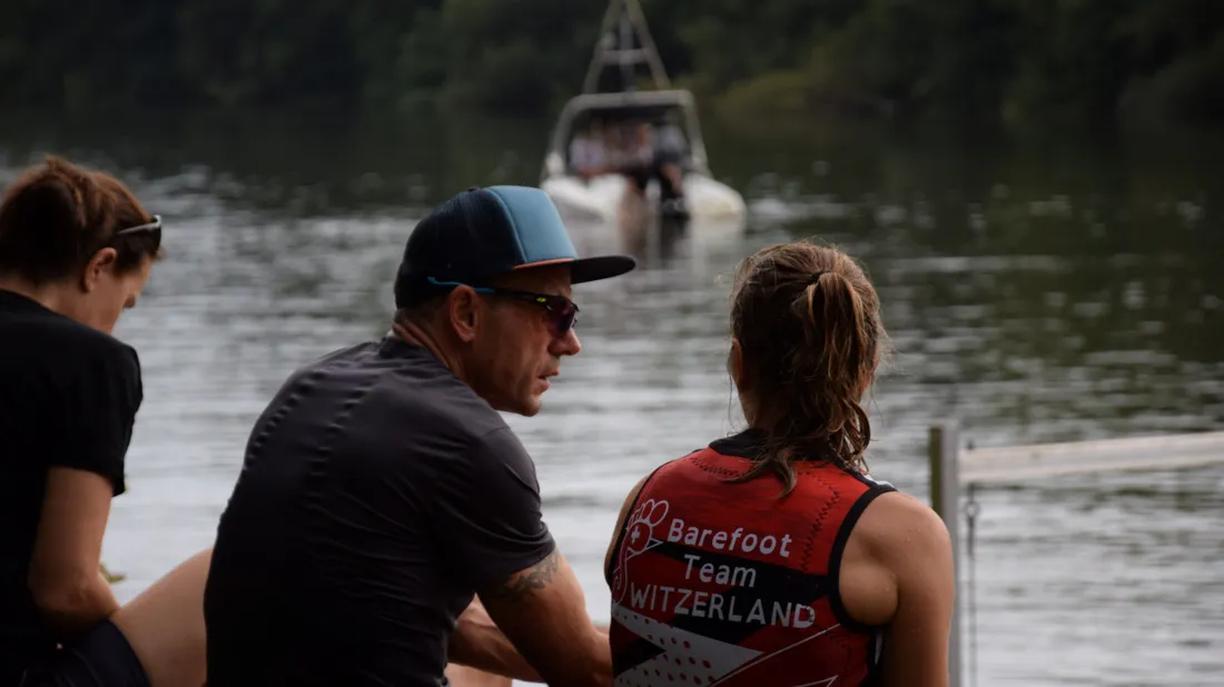barefoot compétiteur assis de dos
