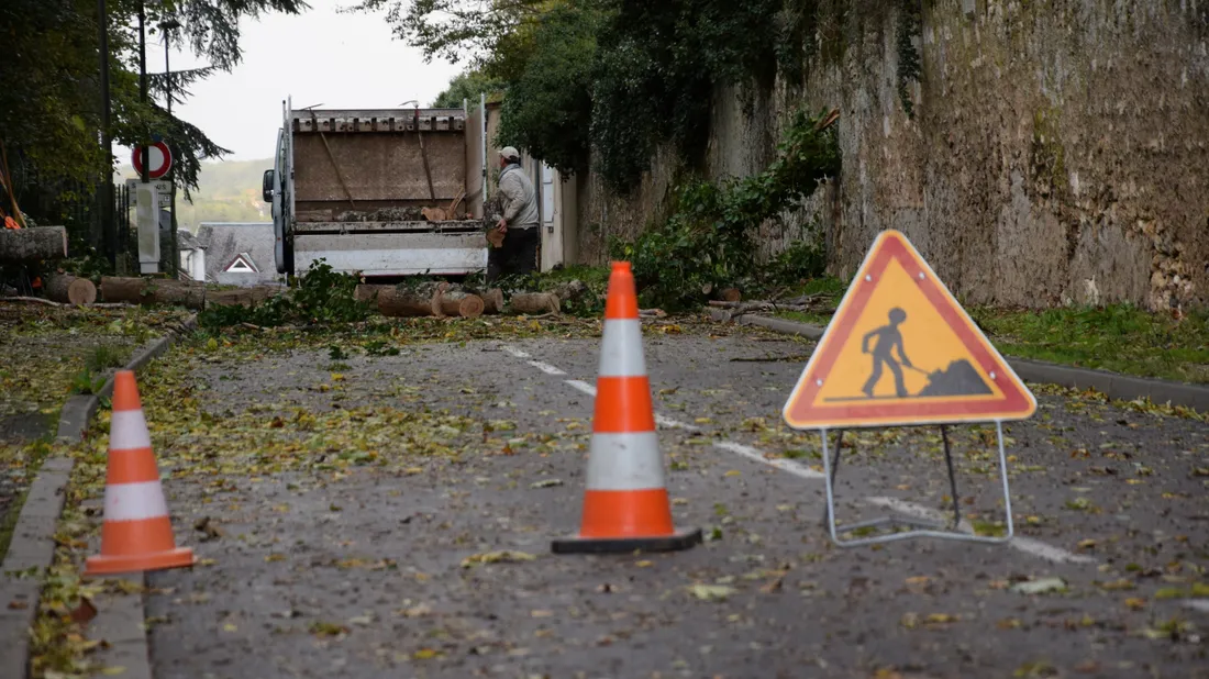 arbre au sol tempête route fermée