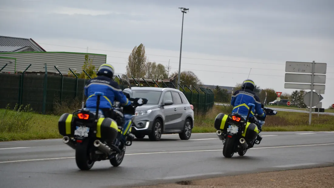 Contrôle routier gendarmerie, moto, route, gendarme