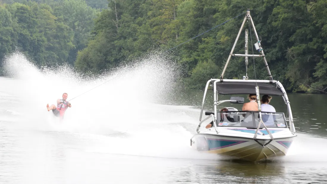 barefoot saint prest pied levé