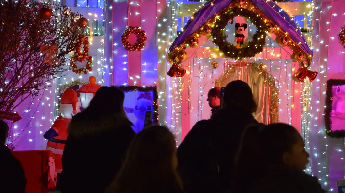 maison illuminée foule