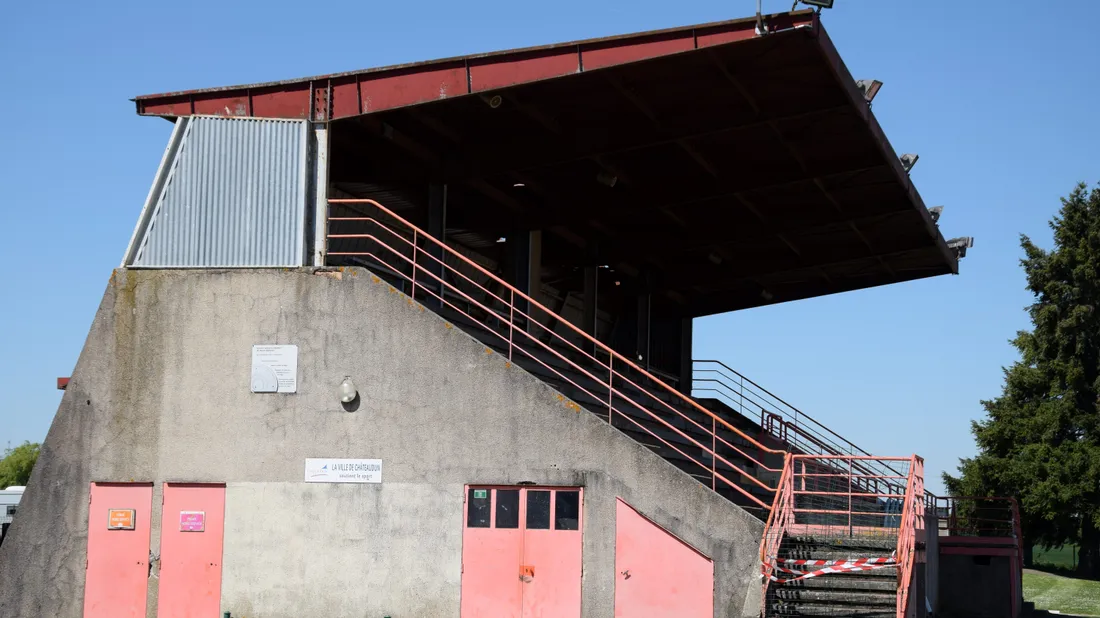 tribune stade beauvoir fermée