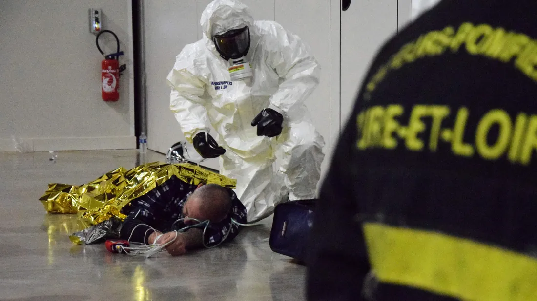 pompiers combinaison victime au sol