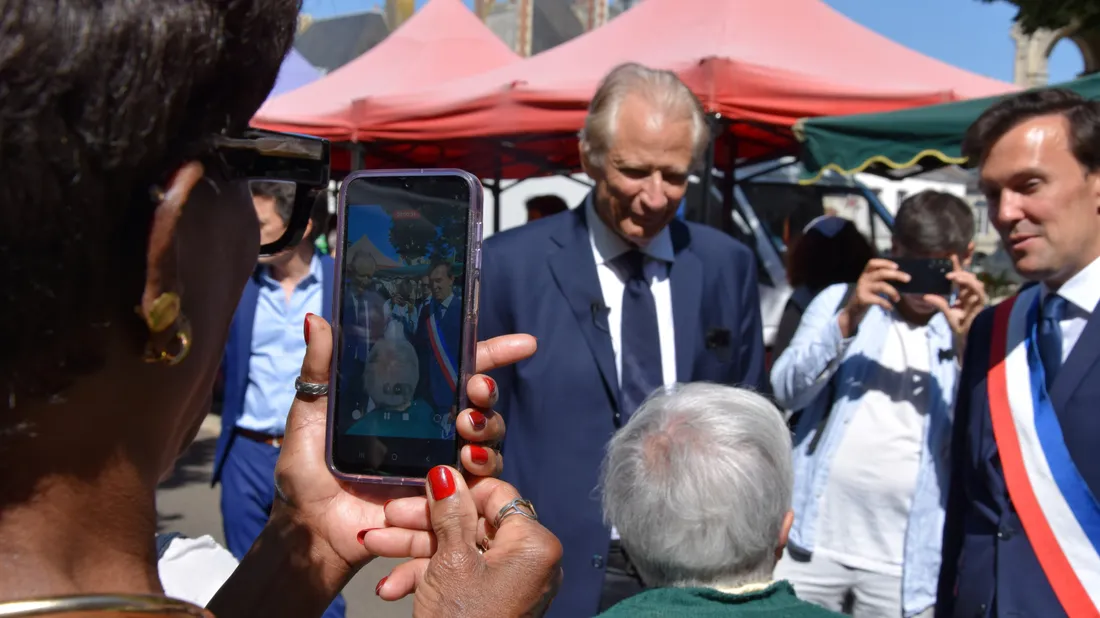 dominique de villepin pris en photo smartphone