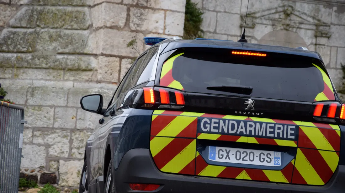 voiture de gendarmerie coffre stationnée