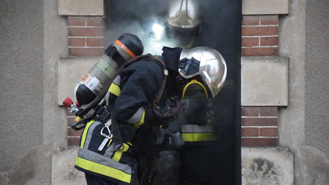 pompiers feu fumée deux sapeurs