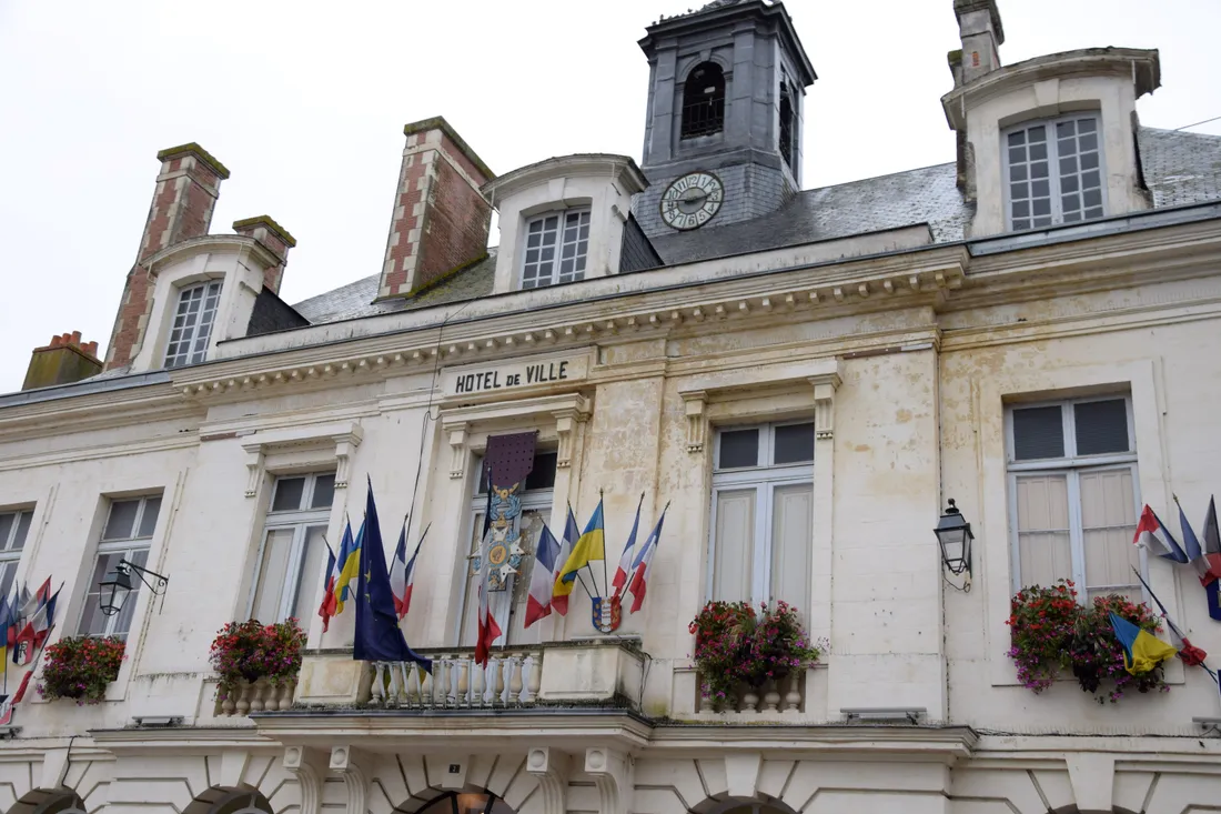 Hôtel de ville de Châteaudun, Façade