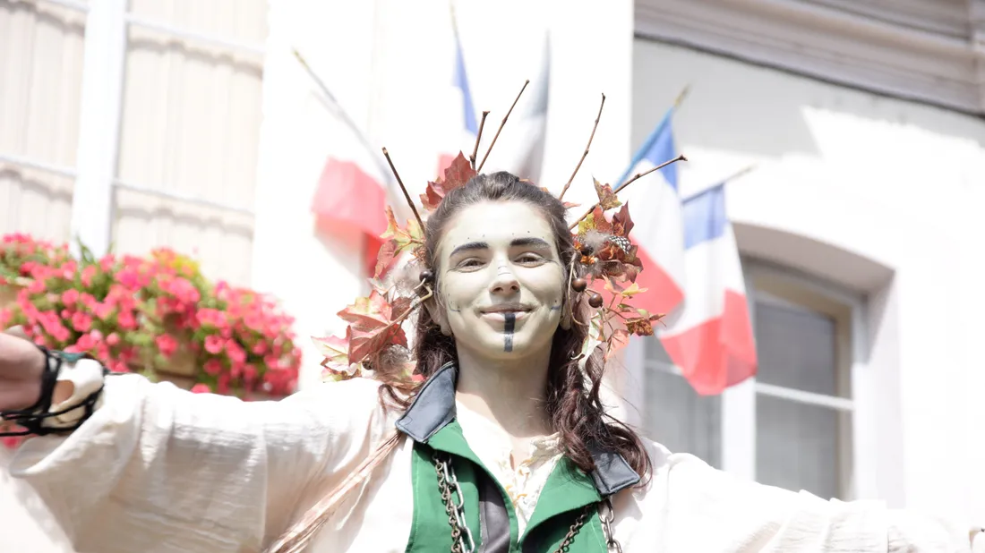 danseuse médiévales échasse