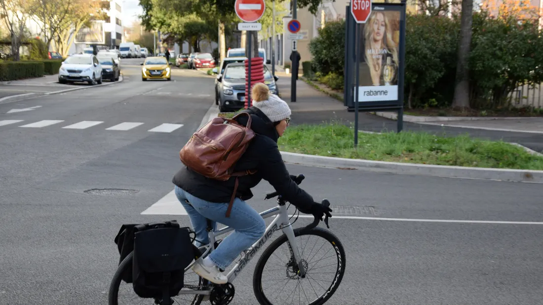 cyclistes anneau sens interdit, tourne