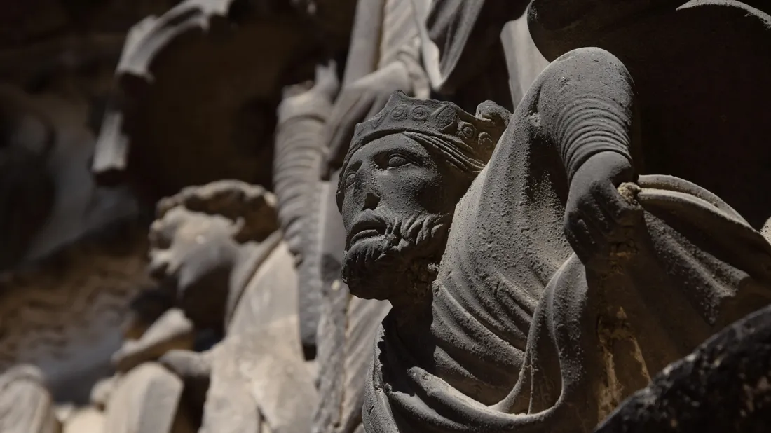 portail sud sculptures encrassée