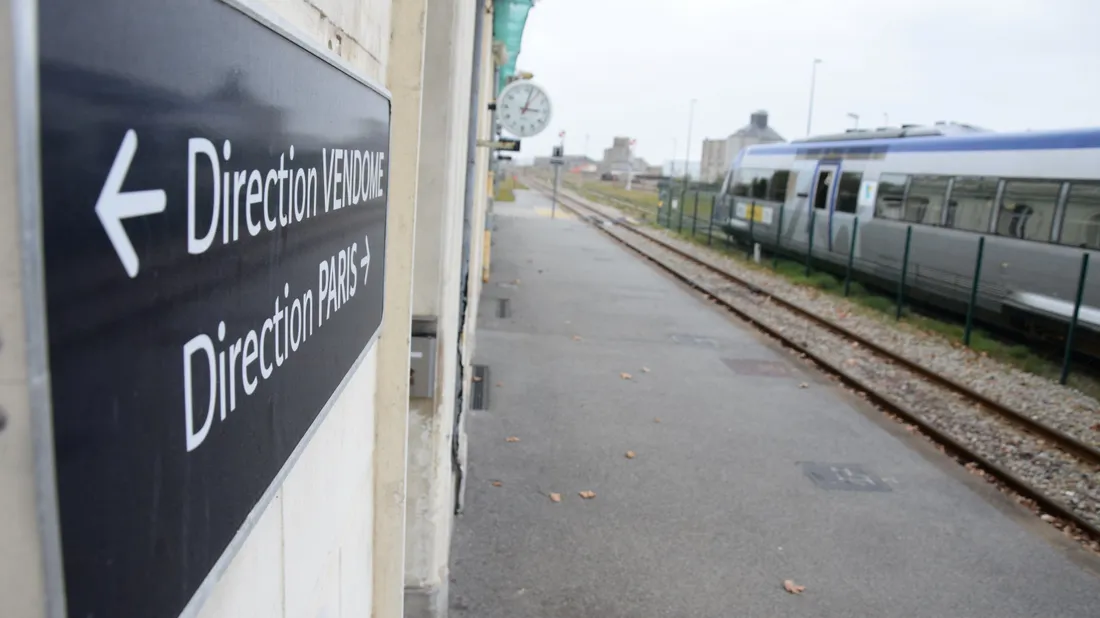 panneau trains gare chateaudun