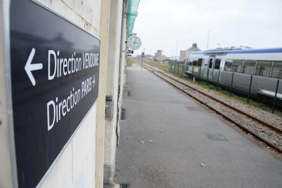 panneau trains gare chateaudun