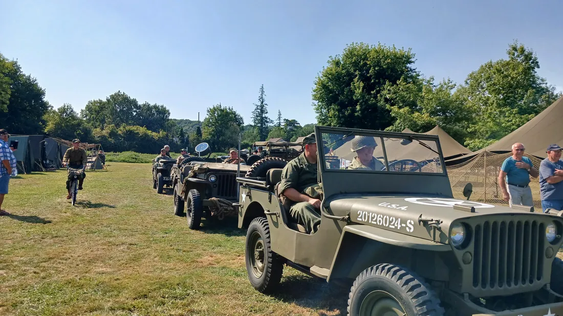 Défilé véhicules militaires 