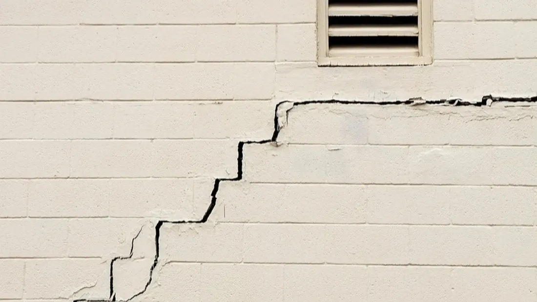 Façade mur fissuré / sécheresse