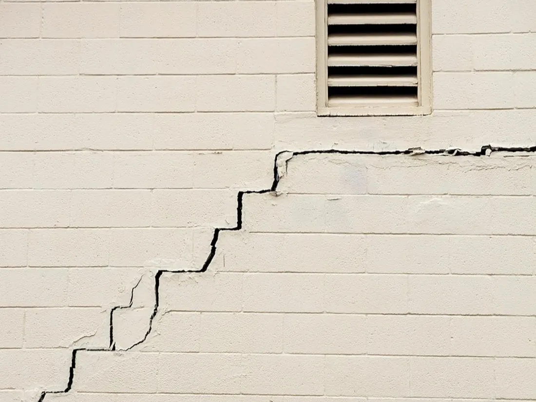 Façade mur fissuré / sécheresse