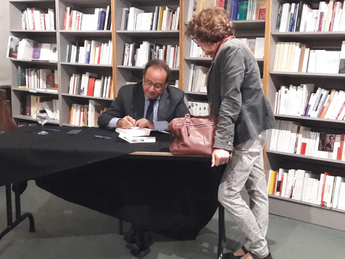 François Hollande en dédicace en 2018 à Chartres © Radio Intensité