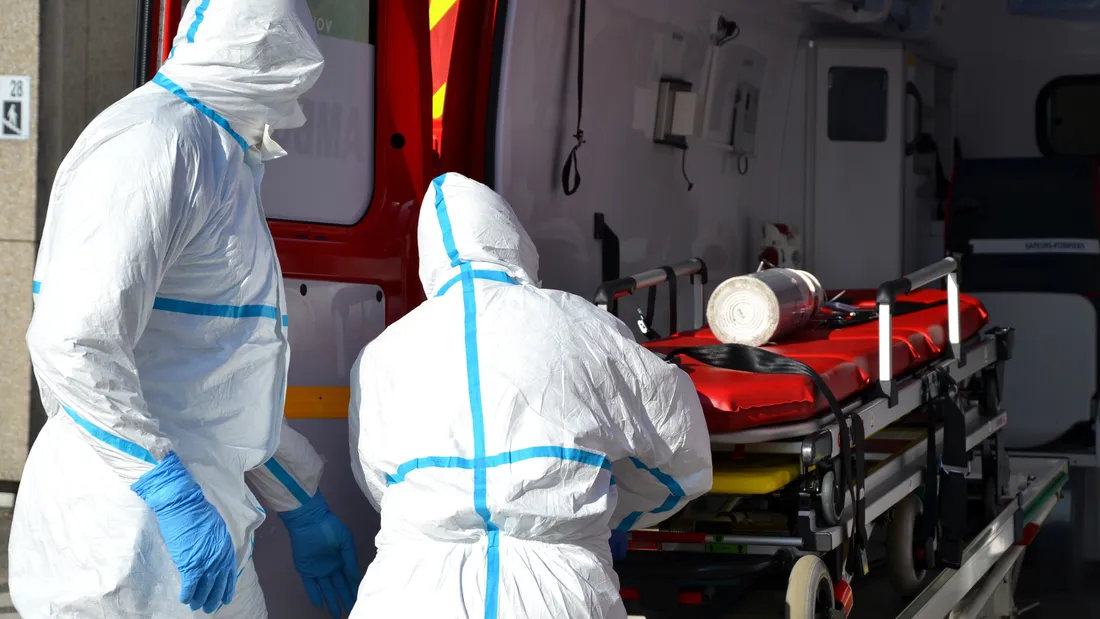 ambulance pompiers tenue de protection blanche