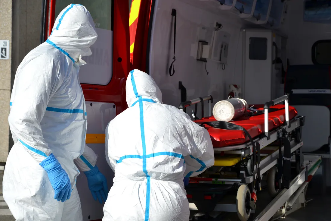 ambulance pompiers tenue de protection blanche