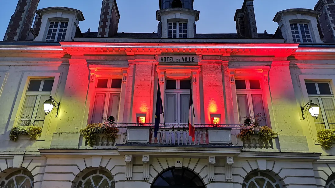Façade rouge Hôtel de ville de Châteaudun / Archives © Radio Intensité