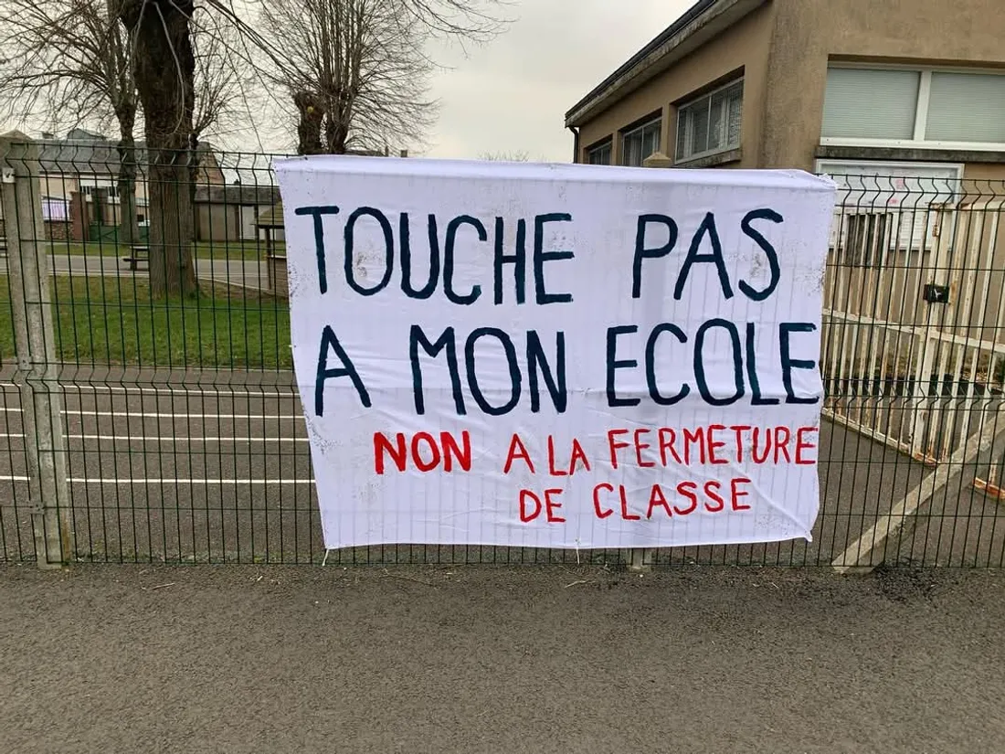 Action contre le projet de fermeture de classe à Dangeau, février 2025