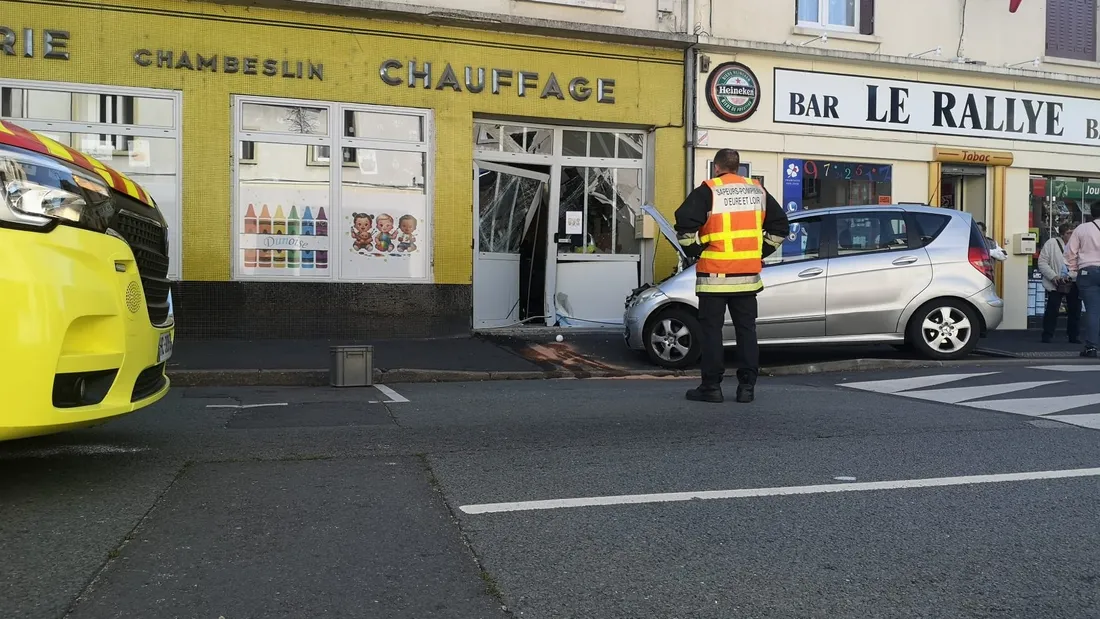 Accident, rue de la République à Châteaudun, voiture